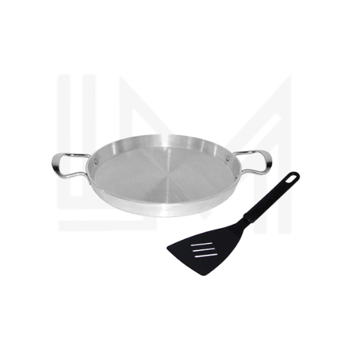 مقلاة مسطحة من الألمنيوم مع ملعقة تقليب بلاستيكية