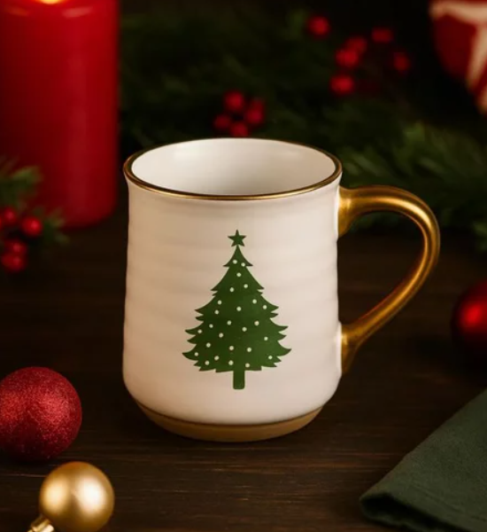 كوب سيراميك بتصميم احتفالي – أبيض أنيق للمشروبات الساخنة ☕🎄